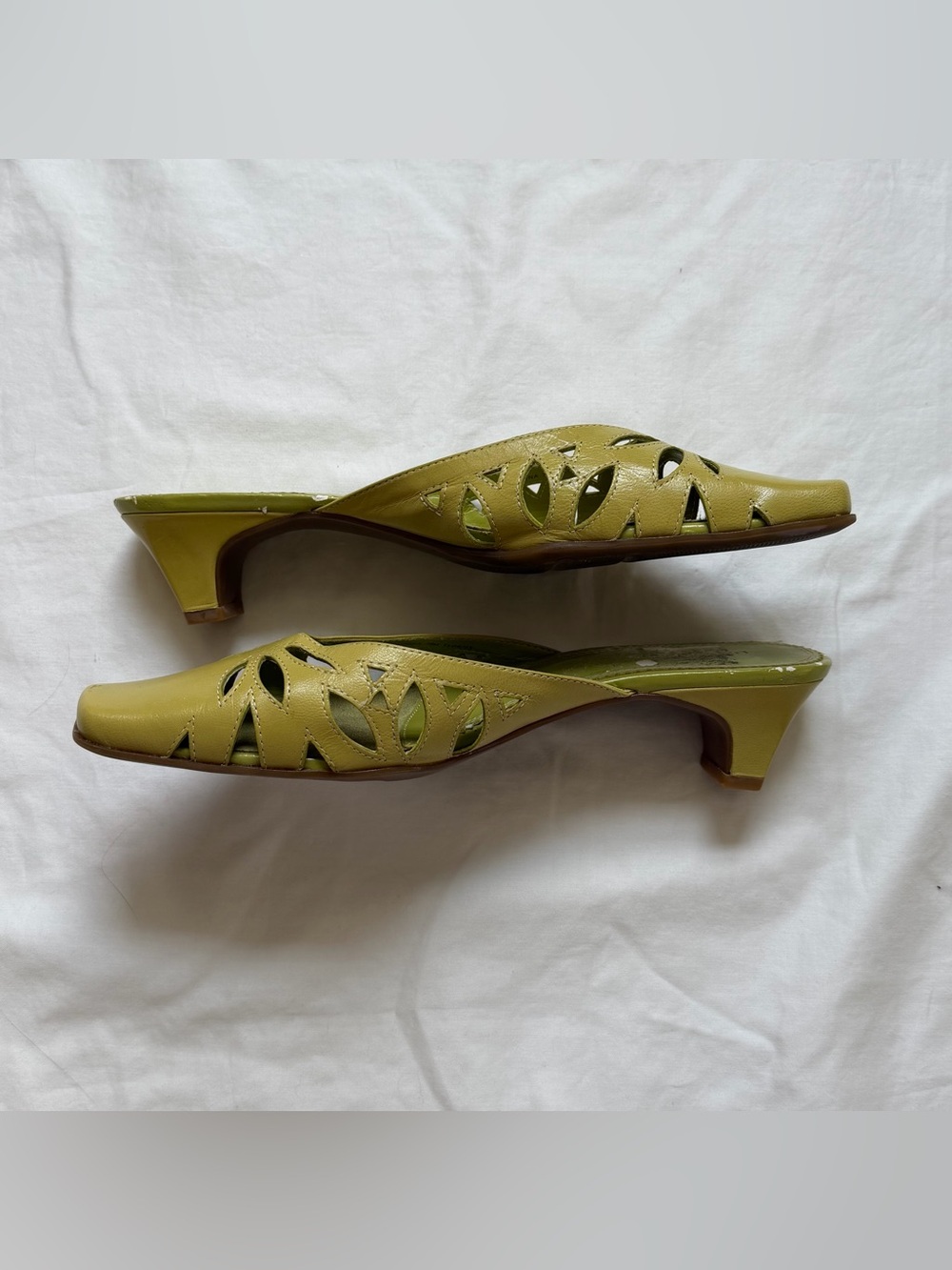Vintage Liz Claiborne Leather Olive Green Eyelet Cutout Kitten Heel Mules - Picture 2 of 5